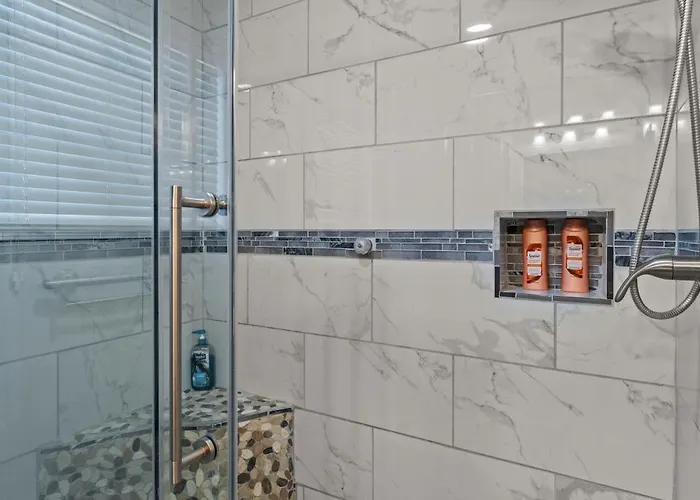 Relaxing 5br W Heated Pool, Billiards & Foosball * Glendale