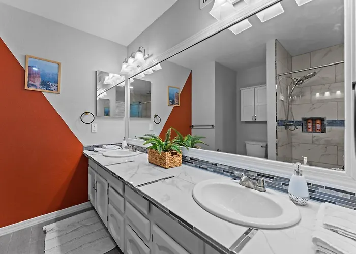 Relaxing 5br W Heated Pool, Billiards & Foosball * Glendale