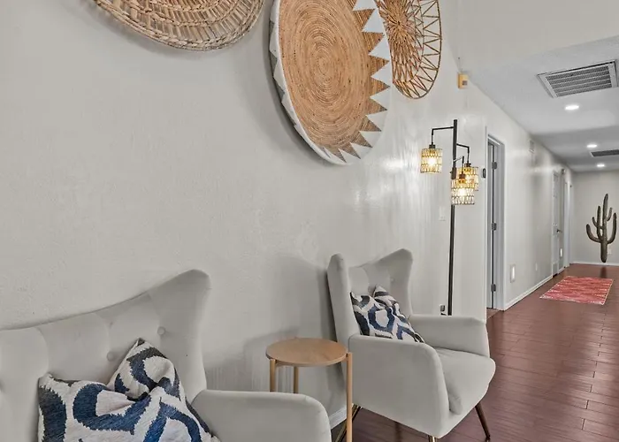 Relaxing 5br W Heated Pool, Billiards & Foosball * Glendale