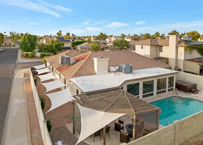 Relaxing 5br W Heated Pool, Billiards & Foosball Holiday home Glendale