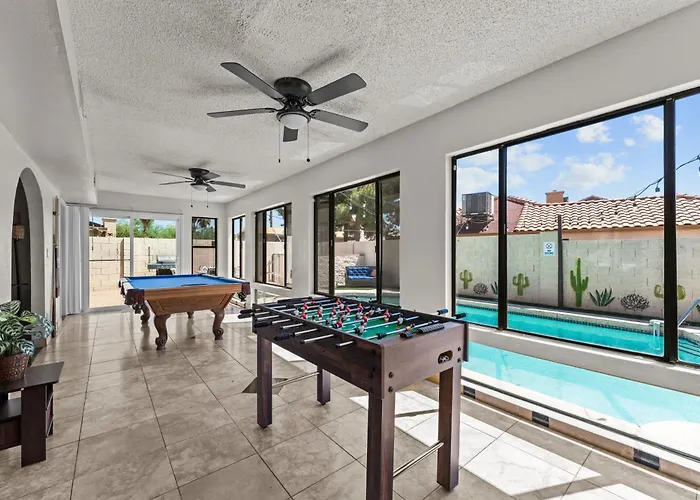 Holiday home Relaxing 5br W Heated Pool, Billiards & Foosball Glendale