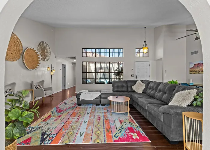 Relaxing 5br W Heated Pool, Billiards & Foosball * Glendale