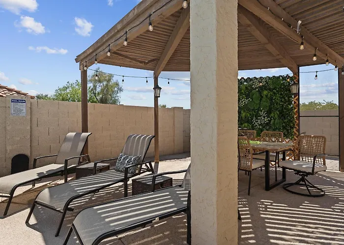 Holiday home Relaxing 5br W Heated Pool, Billiards & Foosball Glendale