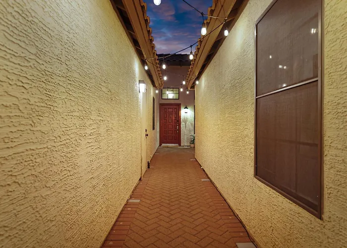 Relaxing 5br W Heated Pool, Billiards & Foosball Holiday home Glendale