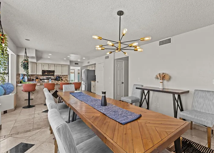 Relaxing 5br W Heated Pool, Billiards & Foosball * Glendale