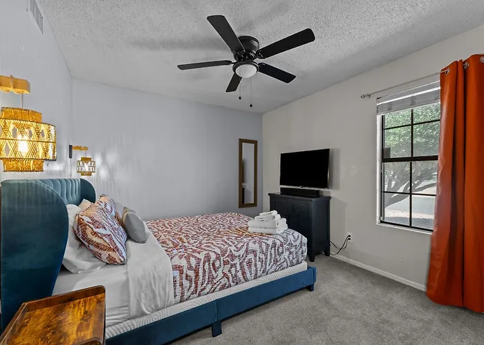 Relaxing 5br W Heated Pool, Billiards & Foosball Holiday home Glendale