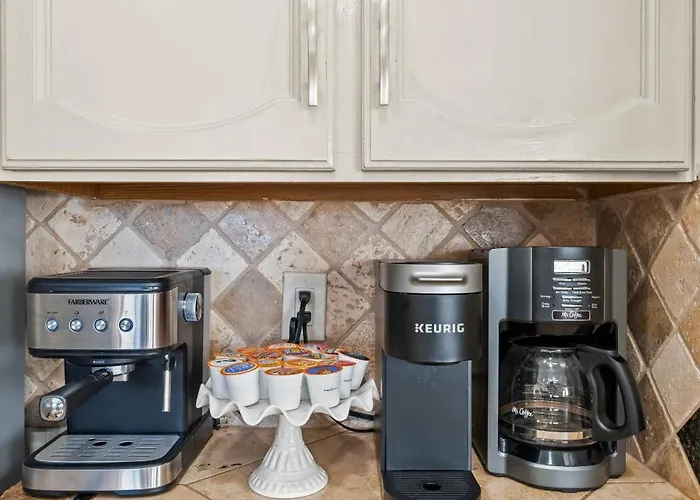 Holiday home Relaxing 5br W Heated Pool, Billiards & Foosball Glendale
