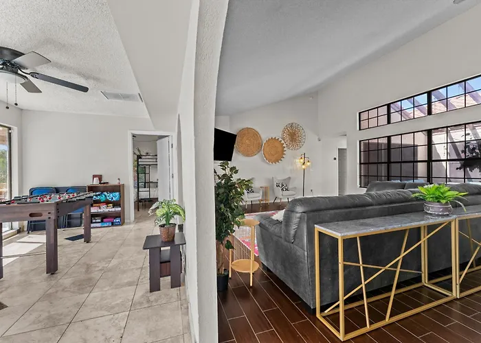 Relaxing 5br W Heated Pool, Billiards & Foosball Glendale