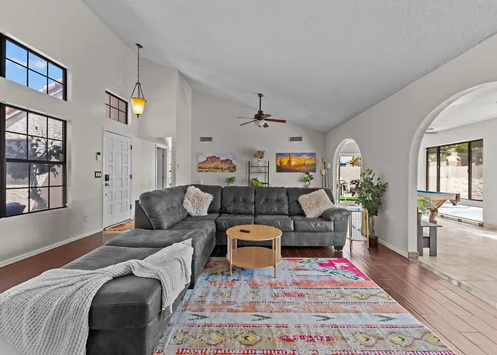 Relaxing 5br W Heated Pool, Billiards & Foosball *