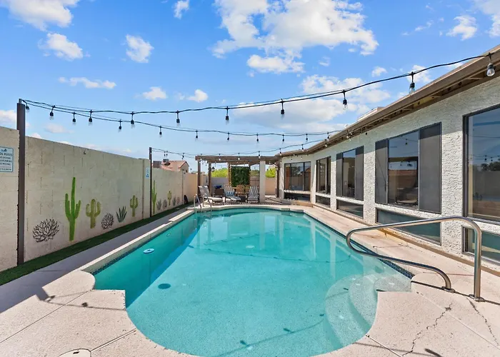 Relaxing 5br W Heated Pool, Billiards & Foosball Holiday home