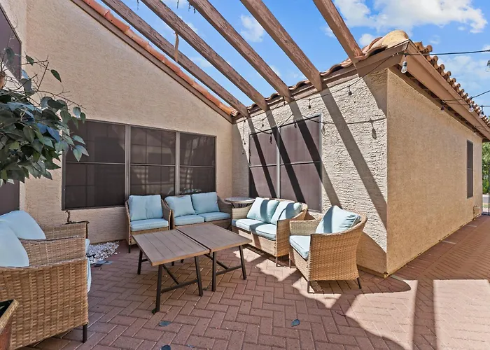 Relaxing 5br W Heated Pool, Billiards & Foosball Holiday home Glendale