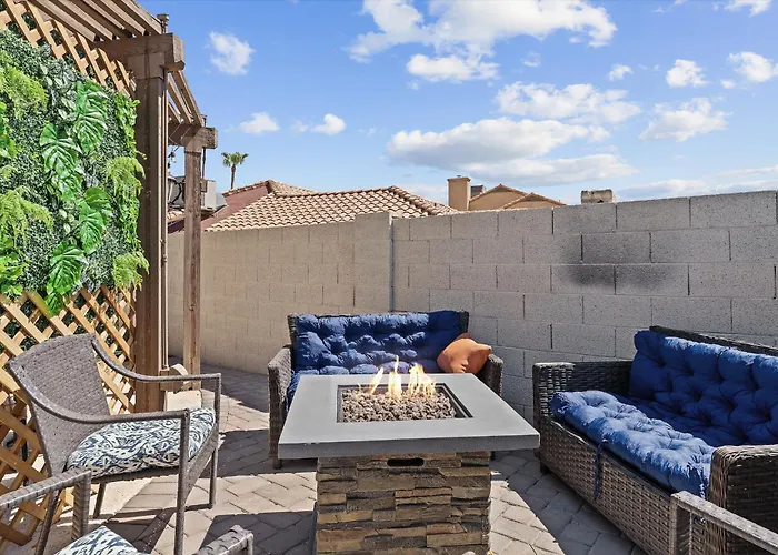 Relaxing 5br W Heated Pool, Billiards & Foosball Holiday home Glendale