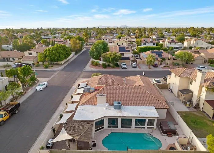 Relaxing 5br W Heated Pool, Billiards & Foosball *