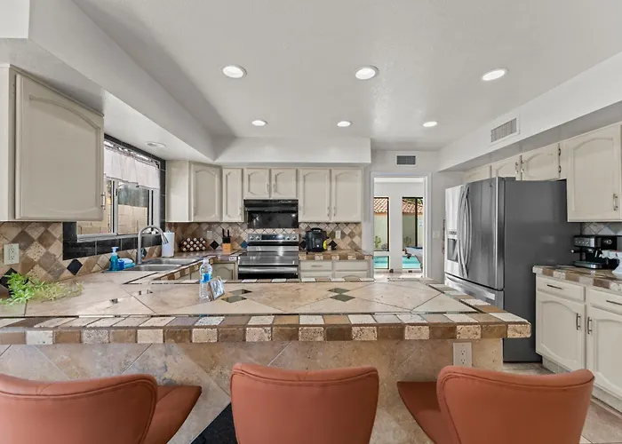 Holiday home Relaxing 5br W Heated Pool, Billiards & Foosball Glendale