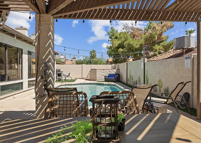 Relaxing 5br W Heated Pool, Billiards & Foosball * Glendale