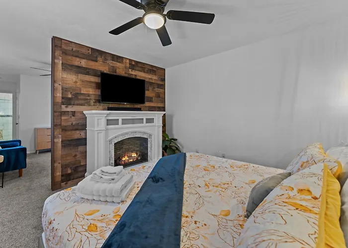 Holiday home Relaxing 5br W Heated Pool, Billiards & Foosball Glendale