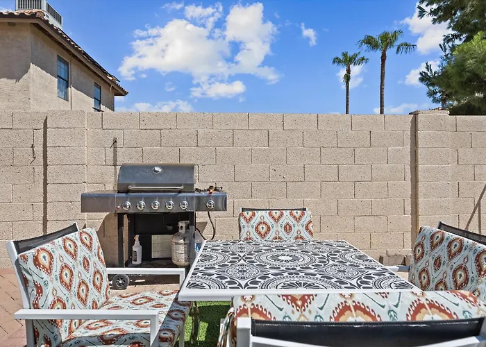 Relaxing 5br W Heated Pool, Billiards & Foosball * Glendale